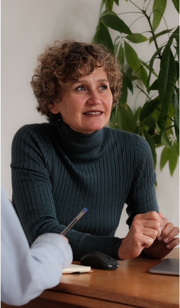 Brechtje kijkt nadenkend naar rechtsboven.