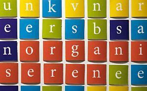 letters op gekleurde vierkante blokjes die organiseren spellen