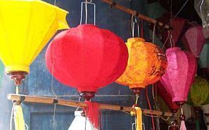 4 lampions in het geel, rood, oranje en roze