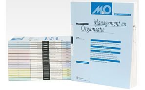 Stapel boeken waar 1 boek rechtop naast staat. Het boek heet Management en Organisatie