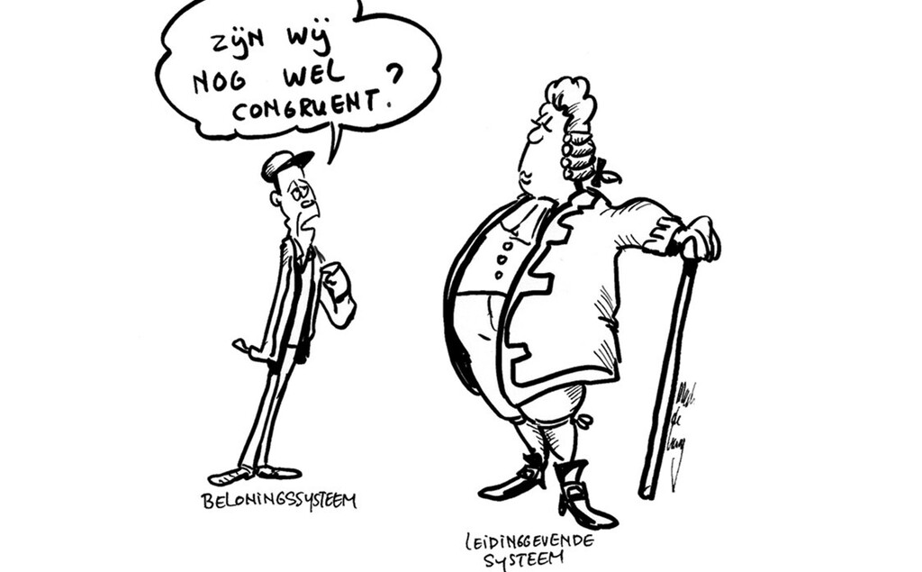 Cartoontekening van een dunne moderne man, die het beloningssysteem vertegenwoordigd  en een dikke man uit de 19e eeuw die het leidinggevendesysteem vretegenwoordigd. De moderne man zegt 'Zijn wij nog wel congruent?'