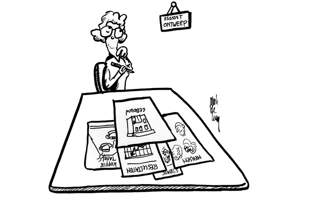 Cartoontekening van een persoon met bril en potlood in de hand achter een tafel met papieren.